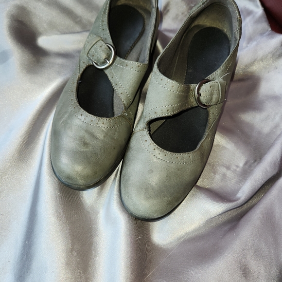 Ladies Vlark's Shoes - Size 7.5 - Picture 1 of 3